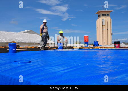 Mitglieder der 156 Tiefbau squadron Reparatur des Dachs durch Hurrikan Maria an der Muniz Air National Base, Puerto Rico beschädigt mit einer der weithin anerkannten FEMA blaue Blätter. (U.S. Air National Guard Foto vom Kapitän Matt Murphy) Stockfoto