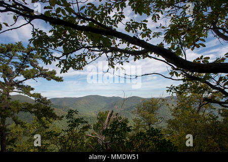 Der Shenandoah-Nationalpark ist ein bundesstaatlich geschütztes Gebiet im Commonwealth of Virginia, das 1935 gegründet wurde. Am 5. September 2017 wurde ein Blick vom Old Rag Mountain in der Nähe von Luray, Virginia, während einer 8-Meilen-Wanderung des Marine Corps beobachtet. Das Archivbild zeichnet das bergige Gelände und die bewaldete Landschaft innerhalb der Blue Ridge-Region auf. Stockfoto