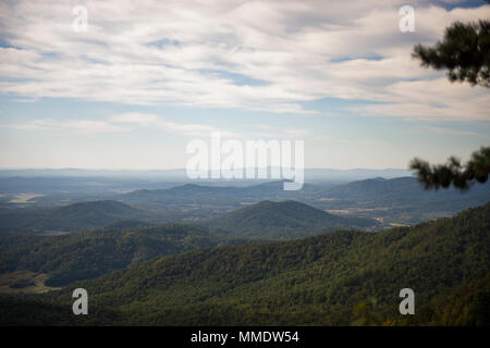 Der Shenandoah-Nationalpark ist ein geschützter Bergpark in Virginia, der vom National Park Service verwaltet wird. Am 5. September 2017 wurde ein Aussichtspunkt vom Old Rag Mountain in der Nähe von Luray während einer 8 Mile Marine Corps Conditioning Wanderung aufgezeichnet. Das Archivbild dokumentiert die Landschaft der Blue Ridge und die umliegenden Talmerkmale. Stockfoto