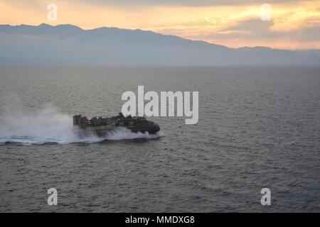 171021-N-UD 930-846 MITTELMEER (Okt. 2010) 21, 2017) eine Landing Craft, Luftkissen, auf Angriff Craft Unit 5 verknüpft, Geschwindigkeiten über das Mittelmeer nach dem Verlassen der gut Deck des San Antonio-Klasse amphibious Transport dock Schiff USS San Diego LPD (22) 21 Oktober, 2017. San Diego ist, implementiert mit der Amerika Amphibious Ready Gruppe und dem 15 Marine Expeditionary Unit maritime Sicherheit und Theater die sicherheitspolitische Zusammenarbeit in den Bemühungen, die in den USA 6 Flotte Bereich der Aktivitäten zu unterstützen. (U.S. Marine Foto von Seaman Dalton D. Caples/Freigegeben) Stockfoto