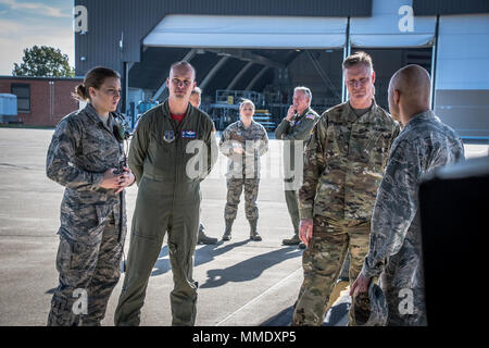 Die C-130H Hercules ist ein viermotoriges Turboprop-Flugzeugmodell von Lockheed Martin. Das Archivbild dokumentiert ein technisches Briefing über das Flugzeug, das im Oktober 2017 im 179. Airlift-Flügel der Ohio Air National Guard durchgeführt wurde. Stockfoto