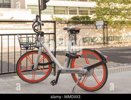 Mobike angedockt Außerhalb Victoria Coach Station in London, Vereinigtes Königreich. Stockfoto