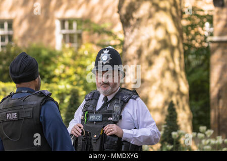Zwei Polizisten Chatten in Downing Street, London, Vereinigtes Königreich. Stockfoto