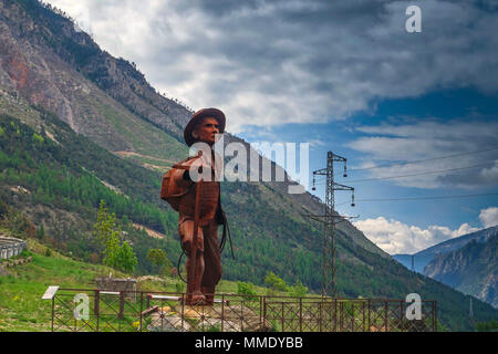 Bügeleisen Statue von Edward Whymper, britische Bergsteiger, des Künstlers Christian Burger, auf der Suche nach Berg Pelvoux Stockfoto