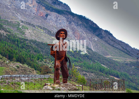 Bügeleisen Statue von Edward Whymper, britische Bergsteiger, des Künstlers Christian Burger, auf der Suche nach Berg Pelvoux Stockfoto