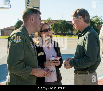 Kongressabgeordneten Lamar Smith, 21. Kongreß Bezirk von Texas, spricht mit US Air Force Colonel John Klein, kommandierender Offizier der 60th Air Mobility Wing, 21.10.2017, Travis Air Force Base, Calif. Die Kontingenz des United States Kongreßabgeordneten und Vertretern einen kurzen Stopp an der Basis, die ihre Flugzeuge zu tanken und wurden zu einem Rundgang durch eine statische C-17 Globemaster Flugzeuge während ihrer kurzen Besuch behandelt. (U.S. Air Force Foto von Heide Couch) Stockfoto