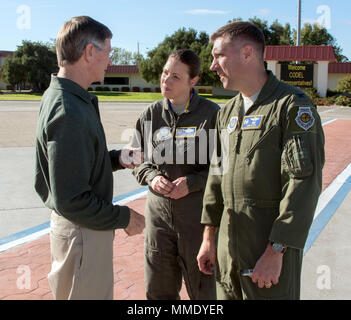 Kongressabgeordneten Lamar Smith, 21. Kongreß Bezirk von Texas, spricht mit US Air Force Colonel Theresa Weems, kommandierender Offizier der 60th Operations Group und Oberst John Klein, kommandierender Offizier der 60th Air Mobility Wing, 21.10.2017, Travis Air Force Base, Calif. Die Kontingenz des United States Kongreßabgeordneten und Vertretern einen kurzen Stopp an der Basis, die ihre Flugzeuge zu tanken und wurden zu einem Rundgang durch eine statische C-17 Globemaster Flugzeuge während ihrer kurzen Besuch behandelt. (U.S. Air Force Foto von Heide Couch) Stockfoto