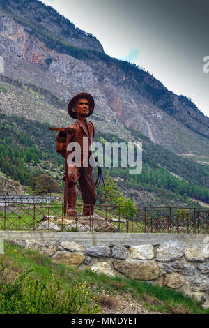 Bügeleisen Statue von Edward Whymper, britische Bergsteiger, des Künstlers Christian Burger, auf der Suche nach Berg Pelvoux Stockfoto