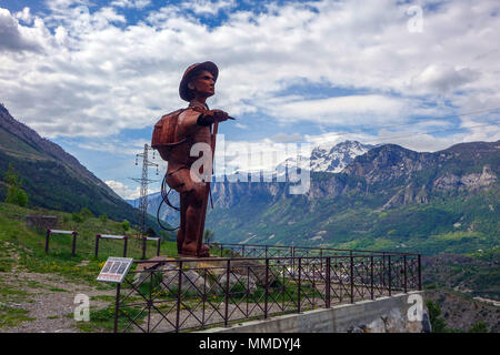 Bügeleisen Statue von Edward Whymper, britische Bergsteiger, des Künstlers Christian Burger, auf der Suche nach Berg Pelvoux Stockfoto