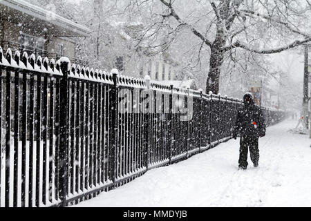 März 7, 2018 - Philadelphia, PA, USA: Ein Mann hinter einem Eisengitter während einer späten Winter Blizzard in Philadelphia, Pennsylvania. Stockfoto