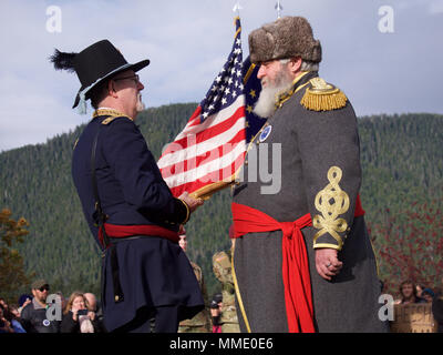 Jay Sweeney (links), schildert Armee Generalmajor Lovell Rousseau, und Ron Conklin, Darstellung von Russischen Kommissar Alexi Peschouroff, die Übertragung von Alaska aus Russland in die Vereinigten Staaten reenact Castle Hill, Sitka, Alaska, während der Oktober 18, 2017. Das Reenactment war 150 Jahre nach der eigentlichen Veranstaltung in 1867. (U.S. Army National Guard Foto von Sgt. David Bedard / freigegeben) Stockfoto