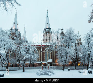 Schöne beleuchtete am frühen Morgen winter Kirche St. Olha und Elizabeth in Lemberg, Ukraine. In den Jahren 1903-1911 gebaut. Stockfoto