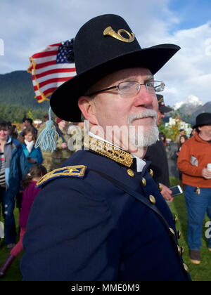 Jay Sweeney porträtiert Armee Generalmajor Lovell Rousseau Castle Hill, Sitka, Alaska, während der Oktober 18, 2017, Reenactment der Übertragung von Alaska aus Russland in die Usa. Sweeney trägt eine moderne Infanterie allgemein Officer uniform. (U.S. Army National Guard Foto von Sgt. David Bedard / freigegeben) Stockfoto