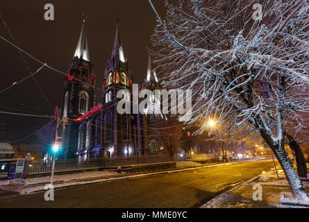 Schöne nachts beleuchtete winter Kirche St. Olha und Elizabeth in Lemberg, Ukraine. In den Jahren 1903-1911 gebaut. Stockfoto