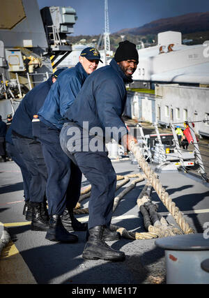 171022-N-UY 653-016 FASLANE, Vereinigtes Königreich (Okt. 2010) 22, 2017) Segler hebe Line an Bord der Arleigh-Burke-Klasse geführte Anti-raketen-Zerstörer USS Oscar Austin (DDG79) Okt. 22, 2017. Oscar Austin auf einer routinemäßigen Bereitstellung unterstützen die nationale Sicherheit der USA Interessen in Europa und der zunehmenden Theater Sicherheit gute Zusammenarbeit und freuen uns naval Präsenz in den USA 6 Flotte Bereich der Operationen. (U.S. Marine Foto von Mass Communication Specialist 2. Klasse Ryan Utah Kledzik/Freigegeben) Stockfoto