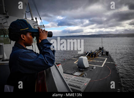 171022-N-UY 653-084 Faslane, Schottland (Okt. 2010) 22, 2017), der Stern Teashla Moody beobachtet Oberfläche Kontakte an Bord der Arleigh-Burke-Klasse geführte Anti-raketen-Zerstörer USS Oscar Austin (DDG79), Okt. 22, 2017. Oscar Austin auf einer routinemäßigen Bereitstellung unterstützen die nationale Sicherheit der USA Interessen in Europa und der zunehmenden Theater Sicherheit gute Zusammenarbeit und freuen uns naval Präsenz in den USA 6 Flotte Bereich der Operationen. (U.S. Marine Foto von Mass Communication Specialist 2. Klasse Ryan Utah Kledzik/Freigegeben) Stockfoto