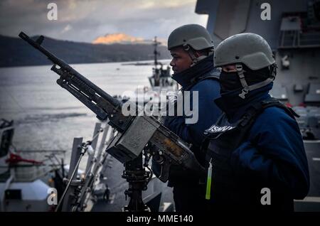 171021-N-UY 653-083 Faslane, Schottland (Okt. 2010) 21, 2017) Segler Mann ein M240B Maschinengewehr an Bord der Arleigh-Burke-Klasse geführte Anti-raketen-Zerstörer USS Oscar Austin (DDG79) als das Schiff kommt in Faslane, Schottland, Okt. 21, 2017. Oscar Austin auf einer routinemäßigen Bereitstellung unterstützen die nationale Sicherheit der USA Interessen in Europa und der zunehmenden Theater Sicherheit gute Zusammenarbeit und freuen uns naval Präsenz in den USA 6 Flotte Bereich der Operationen. (U.S. Marine Foto von Mass Communication Specialist 2. Klasse Ryan Utah Kledzik/Freigegeben) Stockfoto