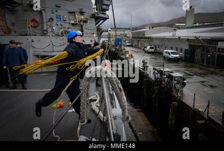 171021-N-UY 653-033 Faslane, Schottland (Okt. 2010) 21, 2017) der Bootsmann Mate 3. Klasse Janna LaNier wirft eine Wurfleine zu einem Pier aus an Bord der Arleigh-Burke-Klasse geführte Anti-raketen-Zerstörer USS Oscar Austin (DDG79), Okt. 21, 2017. Oscar Austin auf einer routinemäßigen Bereitstellung unterstützen die nationale Sicherheit der USA Interessen in Europa und der zunehmenden Theater Sicherheit gute Zusammenarbeit und freuen uns naval Präsenz in den USA 6 Flotte Bereich der Operationen. (U.S. Marine Foto von Mass Communication Specialist 2. Klasse Ryan Utah Kledzik/Freigegeben) Stockfoto