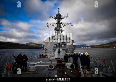 171022-N-UY 653-024 FASLANE, Vereinigtes Königreich (Okt. 2010) 22, 2017) Der Arleigh-burke-Klasse geführte Anti-raketen-Zerstörer USS Oscar Austin (DDG79) fährt Faslane, Schottland Okt. 22, 2017. Oscar Austin auf einer routinemäßigen Bereitstellung unterstützen die nationale Sicherheit der USA Interessen in Europa und der zunehmenden Theater Sicherheit gute Zusammenarbeit und freuen uns naval Präsenz in den USA 6 Flotte Bereich der Operationen. (U.S. Marine Foto von Mass Communication Specialist 2. Klasse Ryan Utah Kledzik/Freigegeben) Stockfoto