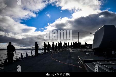 171022-N-UY 653-030 Faslane, Schottland (Okt. 2010) 22, 2017) Segler die Schienen der Arleigh-Burke-Klasse geführte Anti-raketen-Zerstörer USS Oscar Austin (DDG79) als das Schiff fährt Faslane, Schottland, Okt. 22, 2017. Oscar Austin auf einer routinemäßigen Bereitstellung unterstützen die nationale Sicherheit der USA Interessen in Europa und der zunehmenden Theater Sicherheit gute Zusammenarbeit und freuen uns naval Präsenz in den USA 6 Flotte Bereich der Operationen. (U.S. Marine Foto von Mass Communication Specialist 2. Klasse Ryan Utah Kledzik/Freigegeben) Stockfoto