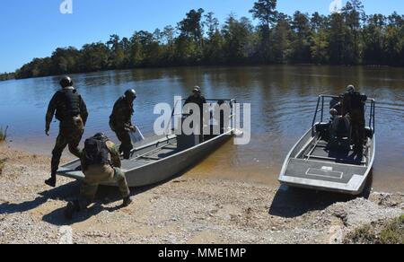 Die Marine Small Craft Instruction and Technical Training School (NAVSCIATTS) bietet Partnerländern im Rahmen der US-Sicherheitskooperation Unterricht in Flusskraftwerken und Seeverkehr. Am 24. Oktober 2017 beobachteten Studenten aus Tschad, Niger und Kamerun Patrol Craft Officer Flusslehrer, die flache Schlammboote auf dem Pearl River im Stennis Space Center in Mississippi starteten. Das Archivbild dokumentiert den lehrreichen Flussbetrieb während der Eröffnungsinitiative. Stockfoto