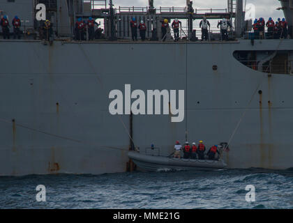 Die USS Fort McHenry (LSD 43) ist ein Landungsschiff der United States Navy, das für den Einsatz von Landungsbooten und kleinen Booten von einem überfluteten Brunnendeck aus gebaut wurde. Das Archivbild zeigt, dass die Deck-Abteilung ein kleines Boot in das Wasser während der Übung Bold Alligator 2017 in der Nähe von Norfolk, Virginia, am 22. Oktober 2017 senkt. Der historische Fotodruck dokumentiert amphibische Bereitschaftsoperationen. Stockfoto