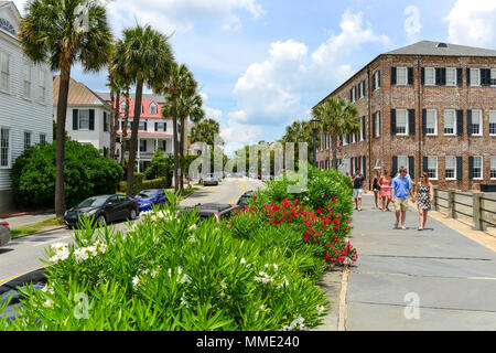 Charleston SC - Die historische und malerische East Bay Street, am Flussufer von Cooper River, ist eine der beliebtesten Sehenswürdigkeiten in der Innenstadt. Stockfoto