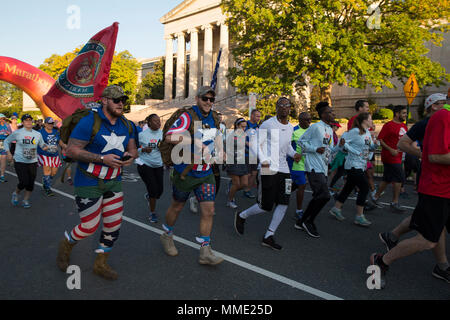 Fast 10.000 Läufer aus aller Welt beteiligen sich an der 12. jährlichen Marine Corps Marathon (MCM) 10 K, in Washington, D.C., Oktober 22, 2017. Das Rennen gemeinsam 6,2 Meilen der volle Marathon laufe, überspannt von der National Mall, die Ziellinie in Arlington, Virginia (USA Marine Corps Foto von Cpl. Robert Gonzales) Stockfoto