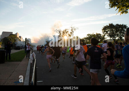 Fast 10.000 Läufer aus aller Welt beteiligen sich an der 12. jährlichen Marine Corps Marathon (MCM) 10 K, in Washington, D.C., Oktober 22, 2017. Das Rennen gemeinsam 6,2 Meilen der volle Marathon laufe, überspannt von der National Mall, die Ziellinie in Arlington, Virginia (USA Marine Corps Foto von Cpl. Robert Gonzales) Stockfoto