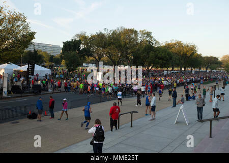 Fast 10.000 Läufer aus aller Welt beteiligen sich an der 12. jährlichen Marine Corps Marathon (MCM) 10 K, in Washington, D.C., Oktober 22, 2017. Das Rennen gemeinsam 6,2 Meilen der volle Marathon laufe, überspannt von der National Mall, die Ziellinie in Arlington, Virginia (USA Marine Corps Foto von Cpl. Robert Gonzales) Stockfoto