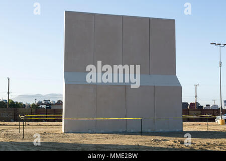 Im Blick auf verschiedene Grenzmauer Prototypen, wie sie der Form während der Wand Prototypenbau Projekt in der Nähe der Otay Mesa Einfuhrhafen. Foto von: Mani Albrecht Stockfoto