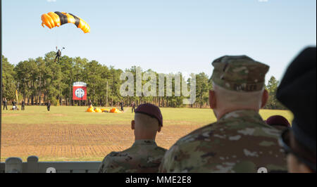 U.S. Army parachute Team, goldenen Ritter, führen einen Sprung auf Hecht Feld in Fort Bragg, NC, 25. Oktober 2017. Die goldenen Ritter sind einer von nur drei Departements für Verteidigung - sanktionierte Antenne demonstration Mannschaften, zusammen mit der US Navy Blue Angels und die US Air Force Thunderbirds. Stockfoto