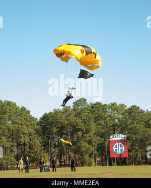 U.S. Army parachute Team, goldenen Ritter, führen einen Sprung auf Hecht Feld in Fort Bragg, NC, 25. Oktober 2017. Die goldenen Ritter sind einer von nur drei Departements für Verteidigung - sanktionierte Antenne demonstration Mannschaften, zusammen mit der US Navy Blue Angels und die US Air Force Thunderbirds. Stockfoto