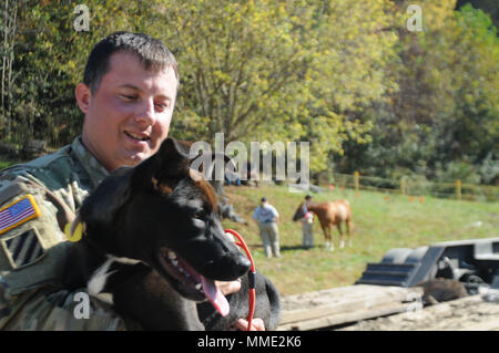 West Virginia National Guard Sgt. 1. Klasse Barry Moore interagiert mit einem Hund aus dem Kanawha County menschlichen Verbindung während einer tierrettung Training statt Okt. 2017 WVNG Zentrum für nationale Antwort. Hunde der menschlichen Verbindung verwendet wurden Mitglieder der WVNG, Clendenin und Glasgow Feuerwehren mit der richtigen Art und Weise zu behandeln und zu dekontaminieren, dass Hunde und andere kleinere Tiere in Not Rettung Situationen vertraut zu machen. Mehr als 50 Schützen Sie Mitglieder und lokale Feuerwehrmänner bilden die West Virginia Swift Wasser Rescue Team nach der Überschwemmung im Jahr 2016 erwarb etabliert, die FE Stockfoto