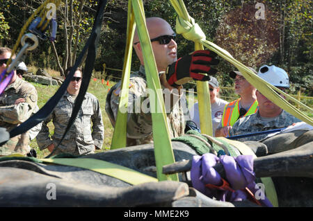 West Virginia National Guard Staff Sgt. Adam Landers erläutert die Takelage Methode vertikal eine lebensgroße Horse mannequin während einer tierrettung Training statt Okt. 12 Hoist, 2017 WVNG Zentrum für nationale Antwort. Die Hoist Methode wurde im Laufe der Ausbildung auf die Methoden der menschlichen Transport durch die West Virginia National Guard, Clendenin Feuerwehr und Glasgow Feuerwehr entwickelt. Mehr als 50 Schützen Sie Mitglieder und lokale Feuerwehrmänner bilden die West Virginia Swift Wasser Rescue Team nach der Überschwemmung im Jahr 2016, die FEMA Stufe 2 erworben wurde Stockfoto