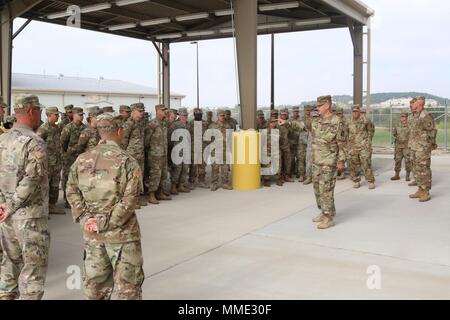 Oberst Curtis König, Kommandant der 69th Air Defense Artillery Brigade, spricht mit Echo-Batterie, 62 Air Defense Artillery Regiment auf dem werden vollständig qualifizierten und Bereitstellung bereit, Okt. 2 in Fort Hood, Texas. König, sprach mit ihnen über die Bedeutung der Terminal High Altitude Area Defense Weapon System der United States Army und gratulierte ihnen zu ihrer harten Arbeit. (U.S. Armee Foto von Sgt. Brandon Banzhaf, 69th Air Defense Artillery Brigade's Public Affairs NCOIC)/Freigegeben Stockfoto