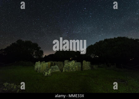 Dolmen der großen Eiche. Nacht Landschaft mit alten prähistorischen Dolmen. Montehermoso. Der Extremadura. Spanien. Stockfoto