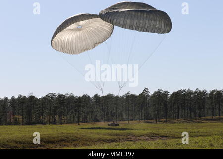 Liefert rasch zu Boden gleiten, nachdem es von der Rückseite des C-17 während einer Schulungsveranstaltung als Teil des südlichen Streik 18 am Lager Shelby Joint Forces Training Center, in der Nähe von Hattiesburg, Mississippi, am 25. Oktober 2017 ausgeliefert wird. Die Übung mit Luft-zu-Luft-, Luft-, See- und Special Operation Forces Schulungsveranstaltungen. (U.S. Army National Guard Foto von SPC. Christopher Shannon) Stockfoto