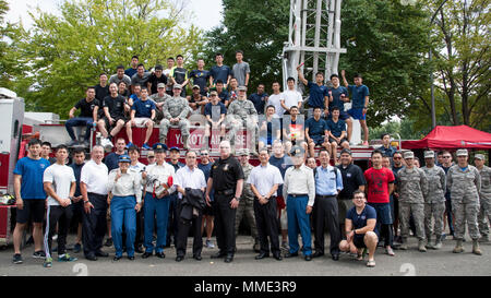 Teilnehmer, die am 11. September Turm Lauf nahm posieren für ein Foto nach schließenden Zeremonie an Yokota Air Base, Japan, Sept. 8, 2017. Der Turm laufen Wettbewerb war ein Ereignis mit Zeitangabe abgeschlossen Relais Stil mit 4-köpfigen Teams. Jedes Mitglied aufgestiegen und auf den 9 Etagen eines base Tower 3 Mal das Tragen eines 20-Pfund selbst herab Atemgerät Luft pack. Am Ende jedes Team kollektiv kletterte 110 Etagen, das entspricht dem World Trade Center, dass die Feuerwehrleute und Rettungskräfte während 9/11 geklettert. (U.S. Air Force Foto von machiko Arita) Stockfoto