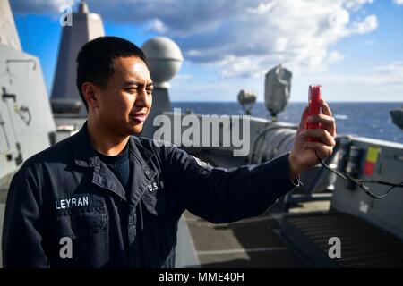 171024-N-BK 384-248 MITTELMEER (Okt. 2010) 24, 2017) Quartermaster Seaman Joriane Leyran, aus San Diego, nimmt ein Wind Lesung auf der Brücke Flügel des San Antonio-Klasse amphibious Transport dock Schiff USS San Diego LPD (22) Okt. 24, 2017. San Diego ist, implementiert mit der Amerika Amphibious Ready Gruppe und dem 15 Marine Expeditionary Unit maritime Sicherheit und Theater die sicherheitspolitische Zusammenarbeit in den Bemühungen, die in den USA 6 Flotte Bereich der Aktivitäten zu unterstützen. (U.S. Marine Foto von Mass Communication Specialist 3. Klasse Justin A. Schoenberger/Freigegeben) Stockfoto