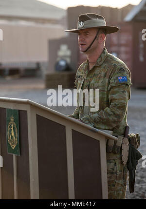 Oberstleutnant Giles Cornelia, zur Unterstützung der Combined Joint Task Force - inhärenten Lösen und kommandierender Offizier der dritten Bataillon, Royal Australian Regiment, bereitgestellt spricht während einer Zeremonie zum Gedenken an den 72. Geburtstag des Verwaltungsratsmitglieds folgt ihrer Regiment im Camp Taji, Irak, Okt. 20, 2017. Camp Taji ist einer von vier CJTF-OIR Aufbau der Kapazitäten Standorte Ausbildung Partner Kräfte und Verstärkung ihrer Wirksamkeit auf dem Schlachtfeld gewidmet. CJTF-OIR ist die globale Koalition zu besiegen ISIS im Irak und in Syrien. (U.S. Armee Foto von Cpl. Rachel Diehm) Stockfoto