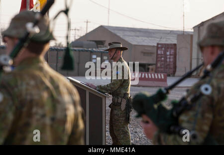 Oberstleutnant Giles Cornelia, zur Unterstützung der Combined Joint Task Force - inhärenten Lösen und kommandierender Offizier der dritten Bataillon, Royal Australian Regiment, bereitgestellt spricht während einer Zeremonie zum Gedenken an den 72. Geburtstag des Verwaltungsratsmitglieds folgt ihrer Regiment im Camp Taji, Irak, Okt. 20, 2017. Camp Taji ist einer von vier CJTF-OIR Aufbau der Kapazitäten Standorte Ausbildung Partner Kräfte und Verstärkung ihrer Wirksamkeit auf dem Schlachtfeld gewidmet. CJTF-OIR ist die globale Koalition zu besiegen ISIS im Irak und in Syrien. (U.S. Armee Foto von Cpl. Rachel Diehm) Stockfoto