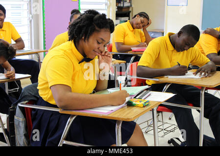 Studenten von Elena L. Christian Junior High School in St. Croix, US Virgin Islands sind alle Lächeln auf ihren ersten Tag zurück in die Schule, da Hurrikane Irma und Maria die Insel verwüstet. Die US-Armee Korps der Ingenieure bei temporären Notstromversorgung, temporäre Überdachung und Infrastruktur Einschätzungen zu den Schulen in den US-Jungferninseln, um für Schüler und Lehrer in der Lage sein, zurück in die Klassenzimmer zu Kopf. Stockfoto