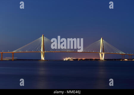 Arthur Ravenel Jr. Bridge - Nacht Arthur Ravenel Jr. Bridge, Charleston, South Carolina. Stockfoto