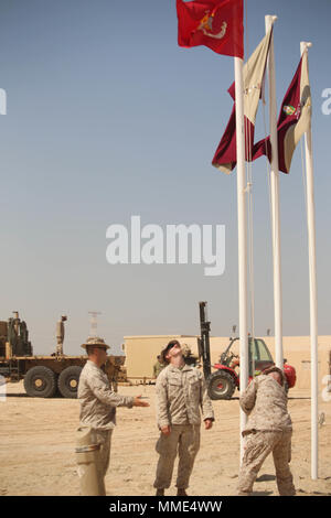 5. US-Flotte BEREICH DER OPERATIONEN - Marines mit dem 15 Marine Expeditionary Unit das Marine Corps Fahne neben der Vereinigten Arabischen Emirate flags heben, Oktober 20, 2017, was bedeutet, dass der offizielle Start von Eisen Magic 18. Bügeleisen Magic18 ist ein Naval Amphibious Force, Task Force 51, 5. Marine Expeditionary Brigade, die jährlichen bilateralen Engagement entwickelt Fähigkeiten in kritischen Mission setzt die US-Navy-Marine Corps Team innerhalb der US Central Command Verantwortungsbereich zu verbessern. (U.S. Marine Corps Foto von Cpl. Hannah Perkins) Stockfoto