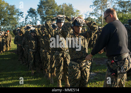 Ein Feld Ausbildung Instructor mit Waffen und Ausbildungsmaßnahmen Bataillon, strafft das Seil Kabelbaum von einem Rekruten der Bravo Company, 1. rekrutieren Ausbildung Bataillon, Oktober 24, 2017, auf Parris Island, S.C. diese Schulung ahmt absteigend vom Hubschrauber aus Bock oder mit einem Seil und Kabelbaum Gebäude. Bravo Unternehmen ist zu graduieren, 15.12.2017, geplant. Parris Island ist der Aufstellungsort des Marine Corps, Ausbildung rekrutieren seit Nov. 1, 1915. Heute, rund 19.000 Rekruten kommen auf Parris Island jährlich für die Chance, United States Marines werden durch dauerhafte 12 Wochen der Strenge, transformative Trai Stockfoto