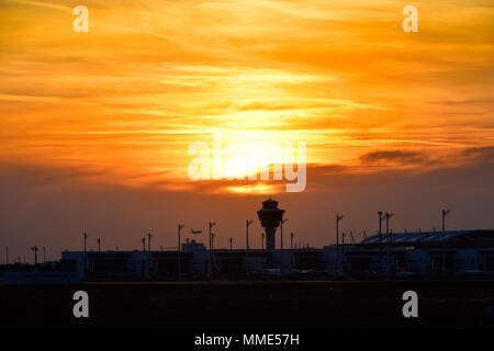 Sonnenuntergang, Sonne, Sonnenaufgang, Terminal, Tower, Red Sky, romantisch, Dämmerung, Flugzeuge, Flugzeug, Flugzeug, MAC, Cloud, Flughafen München, München, Deutschland, Stockfoto