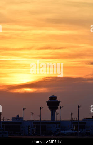 Sonnenuntergang, Sonne, Sonnenaufgang, Terminal, Tower, Red Sky, romantisch, Dämmerung, Flugzeuge, Flugzeug, Flugzeug, MAC, Cloud, Flughafen München, München, Deutschland, Stockfoto