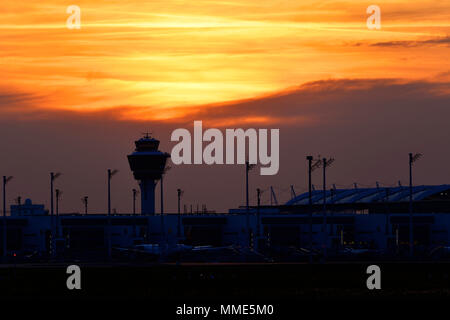 Sonnenuntergang, Sonne, Sonnenaufgang, Terminal, Tower, Red Sky, romantisch, Dämmerung, Flugzeuge, Flugzeug, Flugzeug, MAC, Cloud, Flughafen München, München, Deutschland, Stockfoto