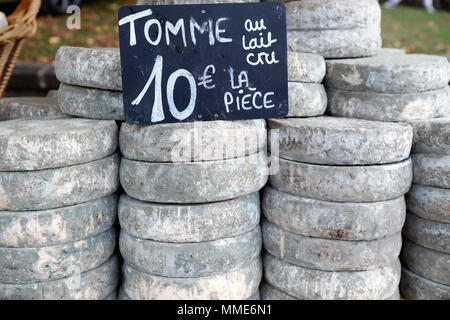 Französischer Käse. Tomme de Savoie. Marktstand. Stockfoto